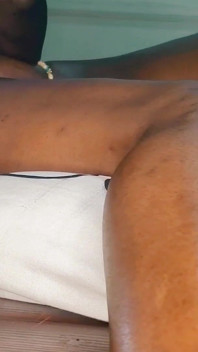 Une salope coquine chevauche une amazone et suce 2 grosses bites noires africaines