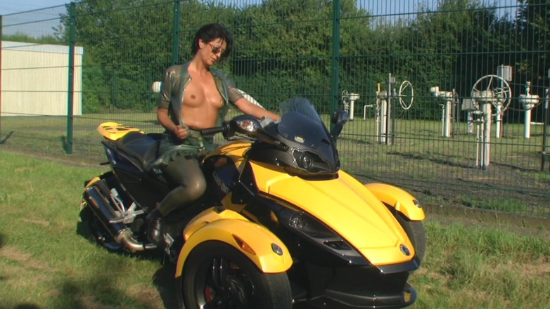 Rubber & Clinic Studio - 1ATOYS: Perverzní venkovní zábava s klystýrem