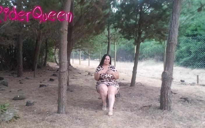 Riderqueen BBW Step Mom Latina Ebony: La sexy matrigna mostra il suo leodresss all'aperto