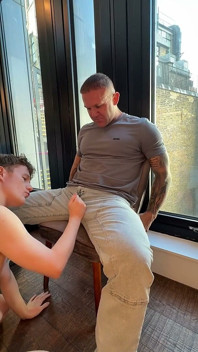 Aussie twink recebe facial de pau enorme