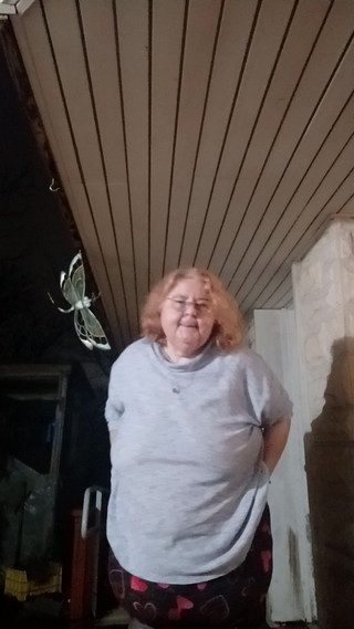 BBW nurse Vicki adventures with friends: Verpleegster Vicki plast 's nachts op terras Oh Nee