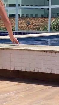 Orta yaşlı seksi kadın havuzda boşalmama yardım ediyor
