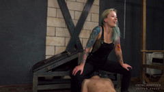 Cruel Anettes fetish world: Comodo sul suo viso