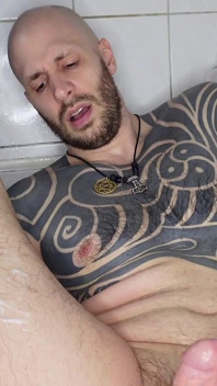 Il ragazzo pelato prende un enorme dildo nel culo in bagno