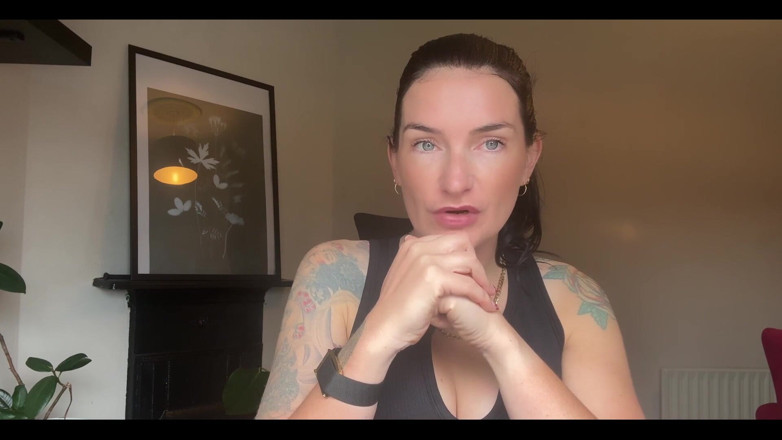 Adreena Winters: Nó gần như là locktober. Điều đó có nghĩa là con cu...