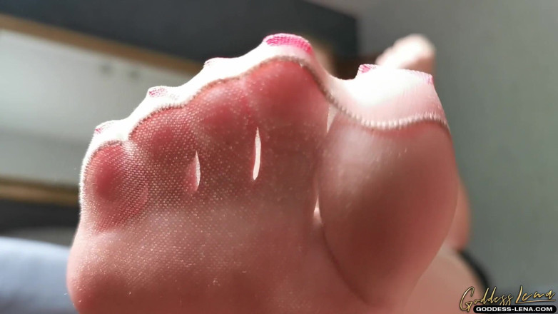 Goddess Lena: Masturbarse para mis pies de nylon