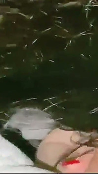 큰 가슴을 가진 어린 의붓여동생이 섹스 전에 내 성기를 빨고 있다