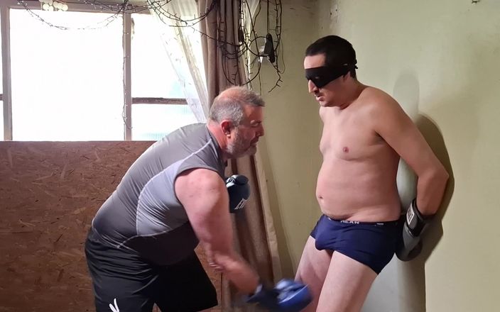 Combat and fetish: Stříbrný táta Boxer testuje svou sílu na jobberu