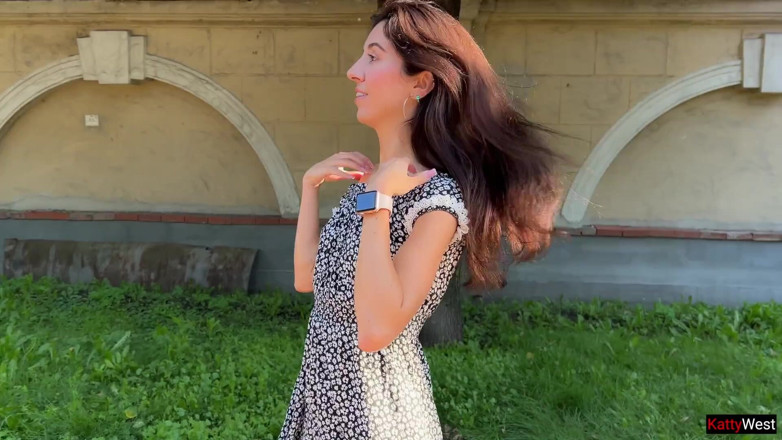 Katty West: Masturbare - Fată își atinge pizda cu un dop în cur și se pișă...