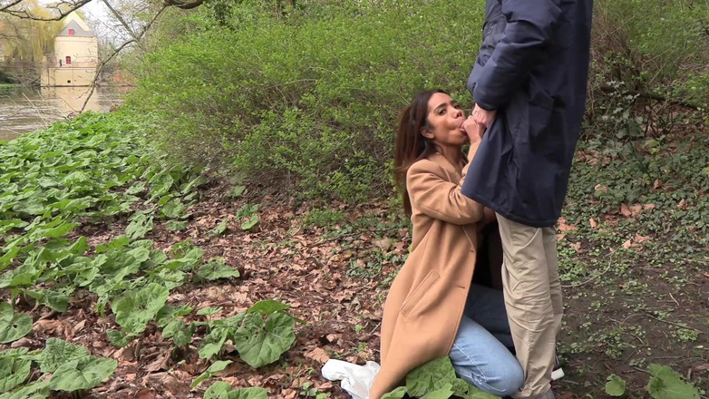 Latin Trans: Mijn teef Aleyda zuigt me af tijdens een bezoek aan...