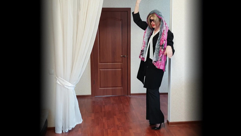 Sissy Stella: Elegante sissy con tacchi e calze nere sexy