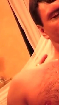 Due milf arrapate gli inzuppano la faccia tra sciatte lacrime