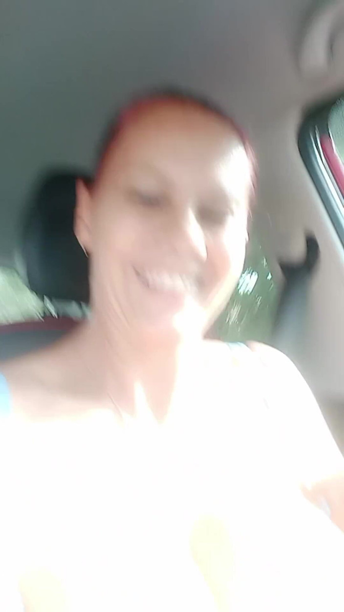 Exotic Tracy: Pokazywanie dużych cycków w miejscach publicznych