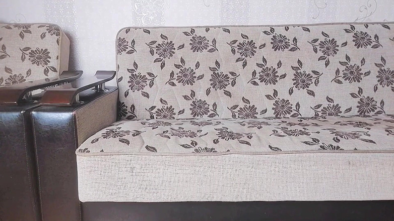 Kitty_Cross: Deslumbrante transsexual girando lentamente em vestido azul cintilante