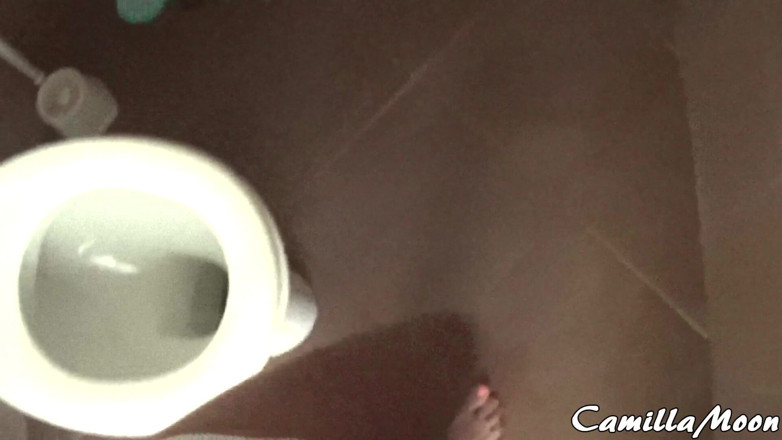 Camilla Moon: Aku lagi asik kencing di dinding hotel