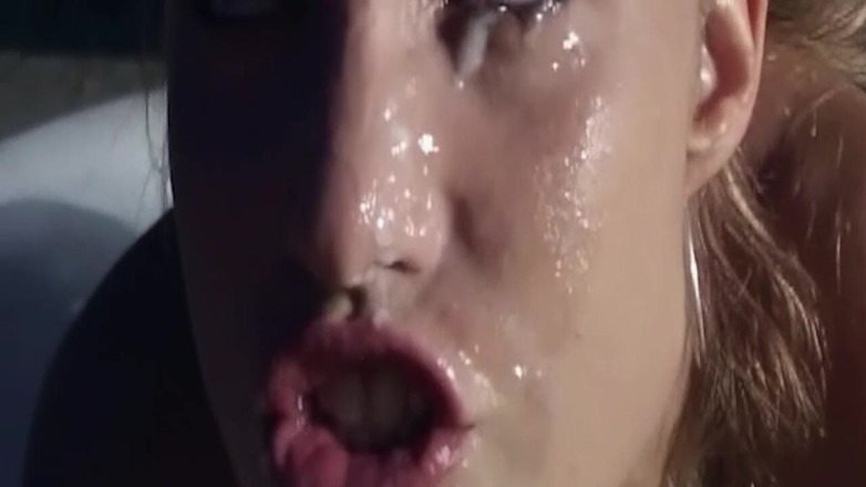 THAGSON CORE: Зріла блондинка мамка глибоко заглотує масивний член на відкритому повітрі