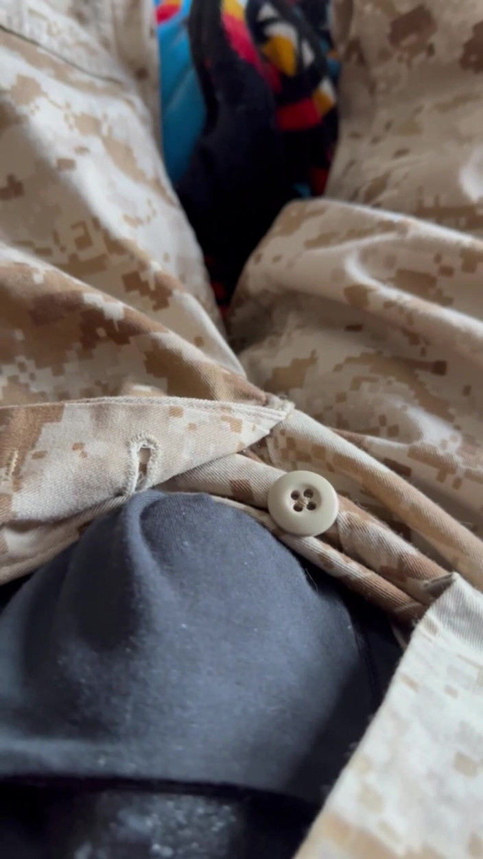 Gay Soldier Stuff: Armeespezialist wichst in einer Marine-Uniform, mit der er gehandelt hat...