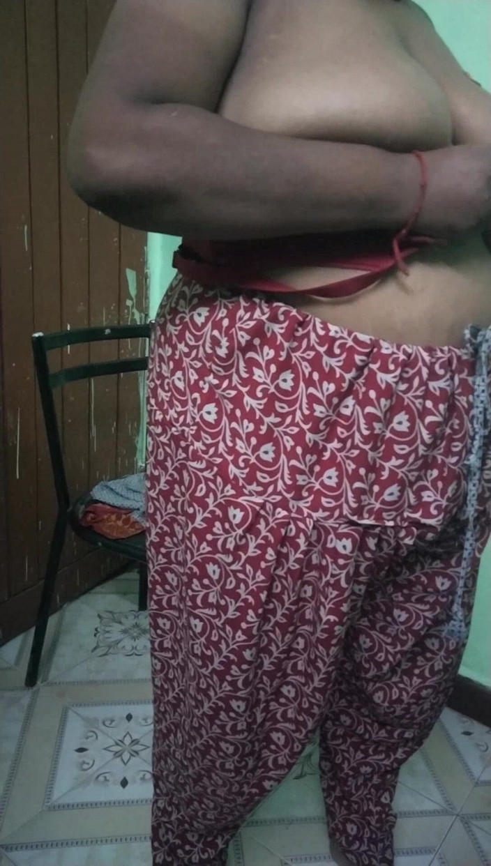 Tamil lesbian: Tre zia con dei vestiti caldi che indossano nella mia...