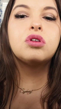 Dikawal oleh Bibir Merah Glosy