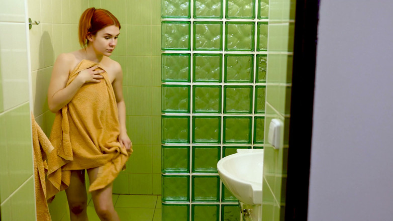 Peaches and Bananas: Tsjechische roodharige tiener onder de douche