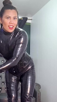 Dominatrix de látex anal entrenando a su puta mariquita