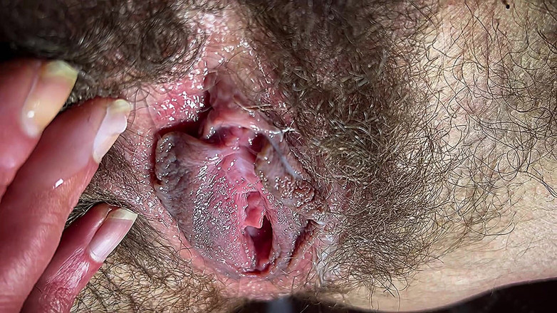 Roy1987: गर्म सौतेली माँ उसके गंदे और बालों वाले क्लोज़-अप के साथ खेलती है