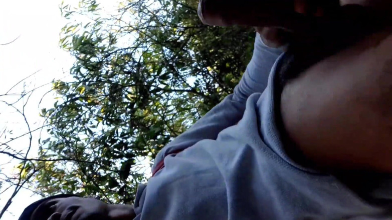 vergar4_daviid: Un jeune exhibitionniste montre sa bite en marchant