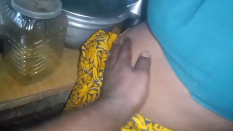 Priyanka314: Desi marito che stringe il seno di sua moglie mentre...