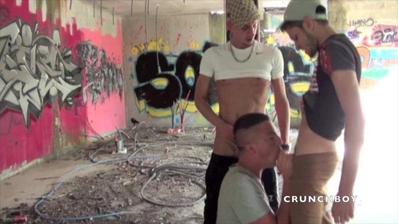 Crunch Boy: 2 kötü oğlan tarafından seyir yerinde sikiliyor