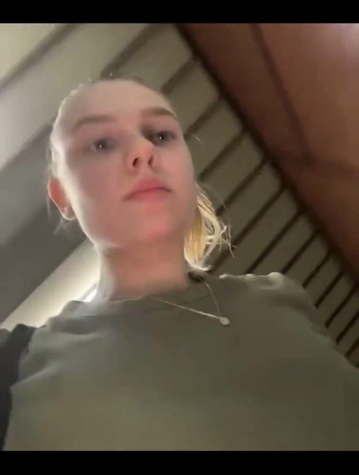 JuiceLussie: ジムで潮吹きオナニー