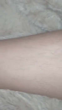 Twink-bär spielt mit den beinen und füßen seines freundes