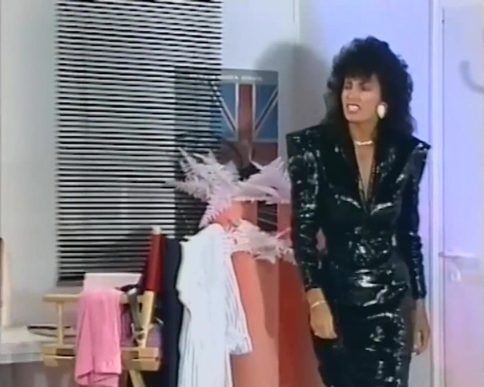 Vintage Climax: Zwarte hottie wordt gegangbangd door blanke kerels