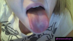 Renee Sakuya: Renee mostra la sua lingua lunga