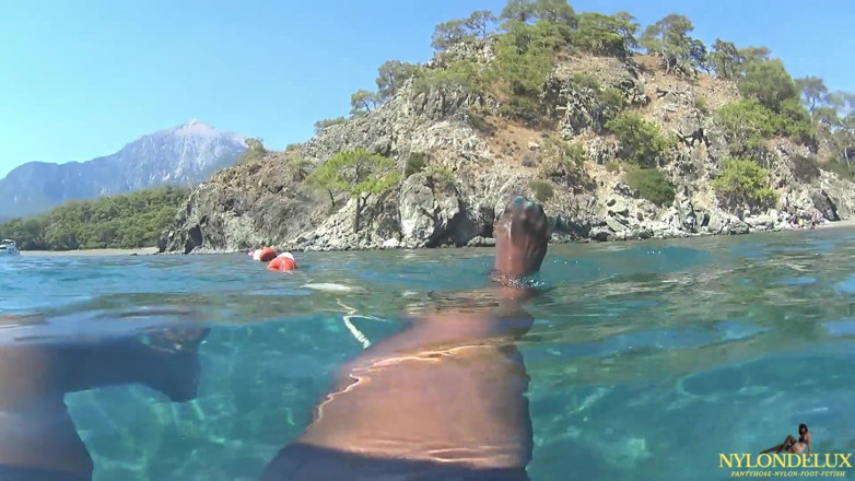 Nylondelux: Peniscage &amp;punčocha v moři