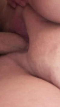 बहुत मोटी, सुडौल और सेक्सी काले बाल वाली महिला बड़े डिल्डो के साथ कामुक हस्तमैथुन करती है और फिर कराहती है और चुदाई का मजा लेती है