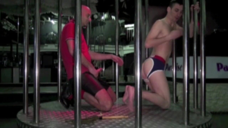 Gaybareback: イケメン使用によってセクシーな支配的な男と大きなコック