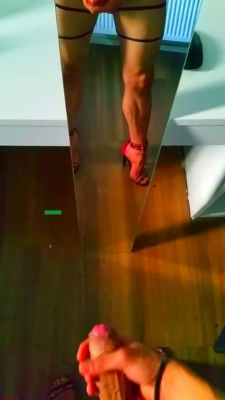 KittyHot: Sissy-göttin streichelt ihren fetten schwanz auf high heels