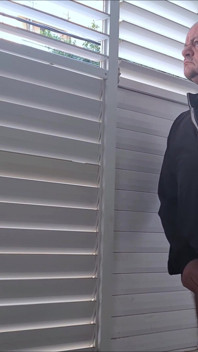 Olhando para fora, brincando, lambendo precum e ordenhando no chuveiro