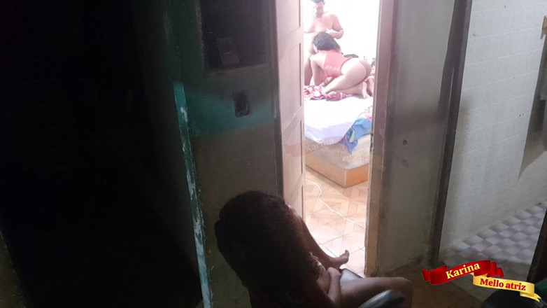 Karinamello: Nachytal jsem svoji nevlastní sestru a nevlastního otce při sexu...