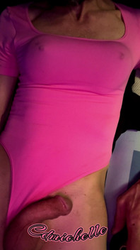 Cdmichelle ubrana w różowe body z twardymi sutkami cumming na nodze