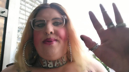 Stefanie Laveire: Rubia trans puta Stefanie fumando