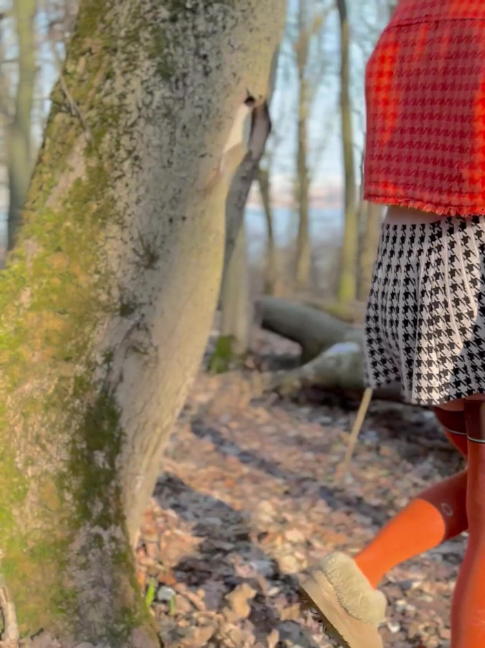 Sonya Pretty: Nahá dívka v lese