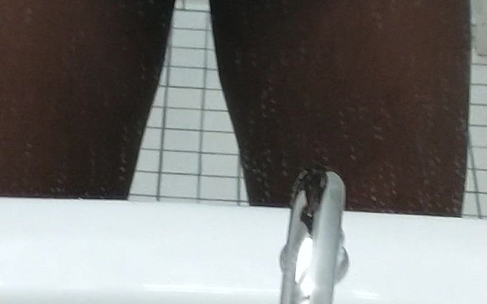 Moewhitted1: Masturbación con la mano en cuarto de baño
