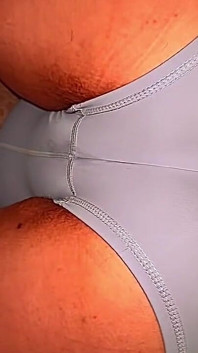 Perfecto coño marcado en pantalones cortos de yoga calientes frotando mi polla