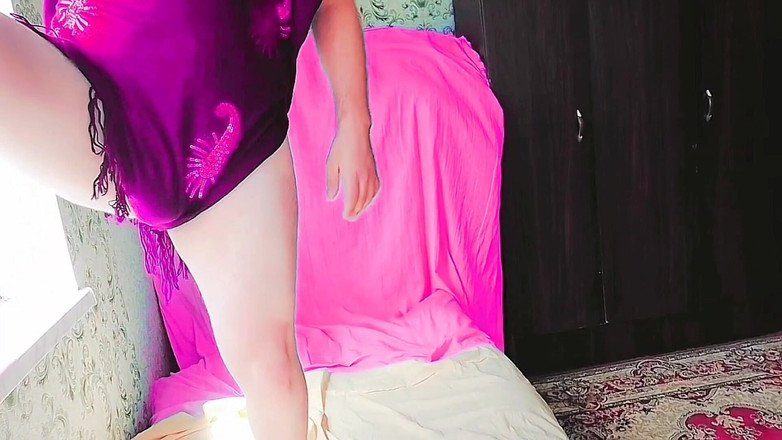 Kitty_Cross: Femeie moale femboy care își întinde picioarele în ținută de yoga