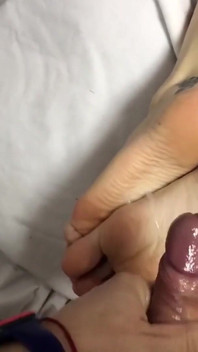 Le fantasme de footjob de la Saint-Valentin : semelles huilées et pétales de rose