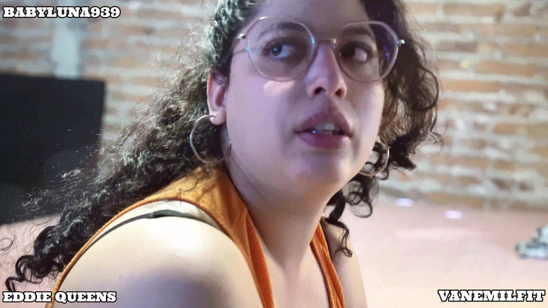 Eddie Queens: मेरी फिट साँवली पत्नी ने हमें चोदते हुए पकड़ा और नियंत्रण ले लिया (अंतरजातीय तीन लोगों की चुदाई) feat vanemilfit &amp;babyluna939 भाग 1