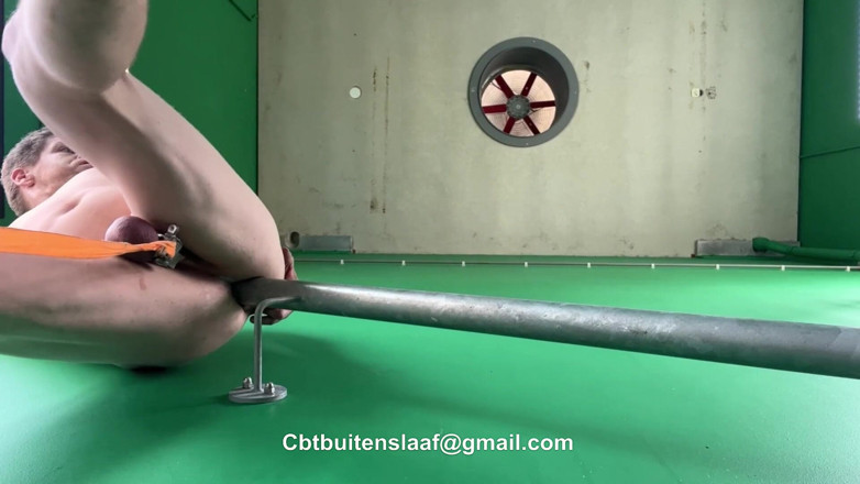 No limit cbt slave: Nuda rischiosa nel garage