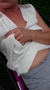 Fumând două țigări se pișă în pantalonii mei
