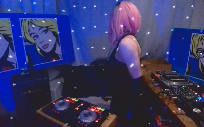 XXLUCYLUSHXX: Tits and Techno - Who Would Watch This on Weekly Livestream?